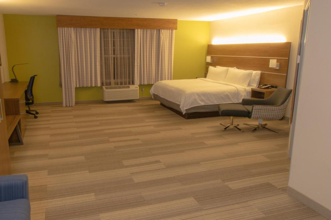 Holiday Inn Express & Suites Manassas By Ihg Exterior photo