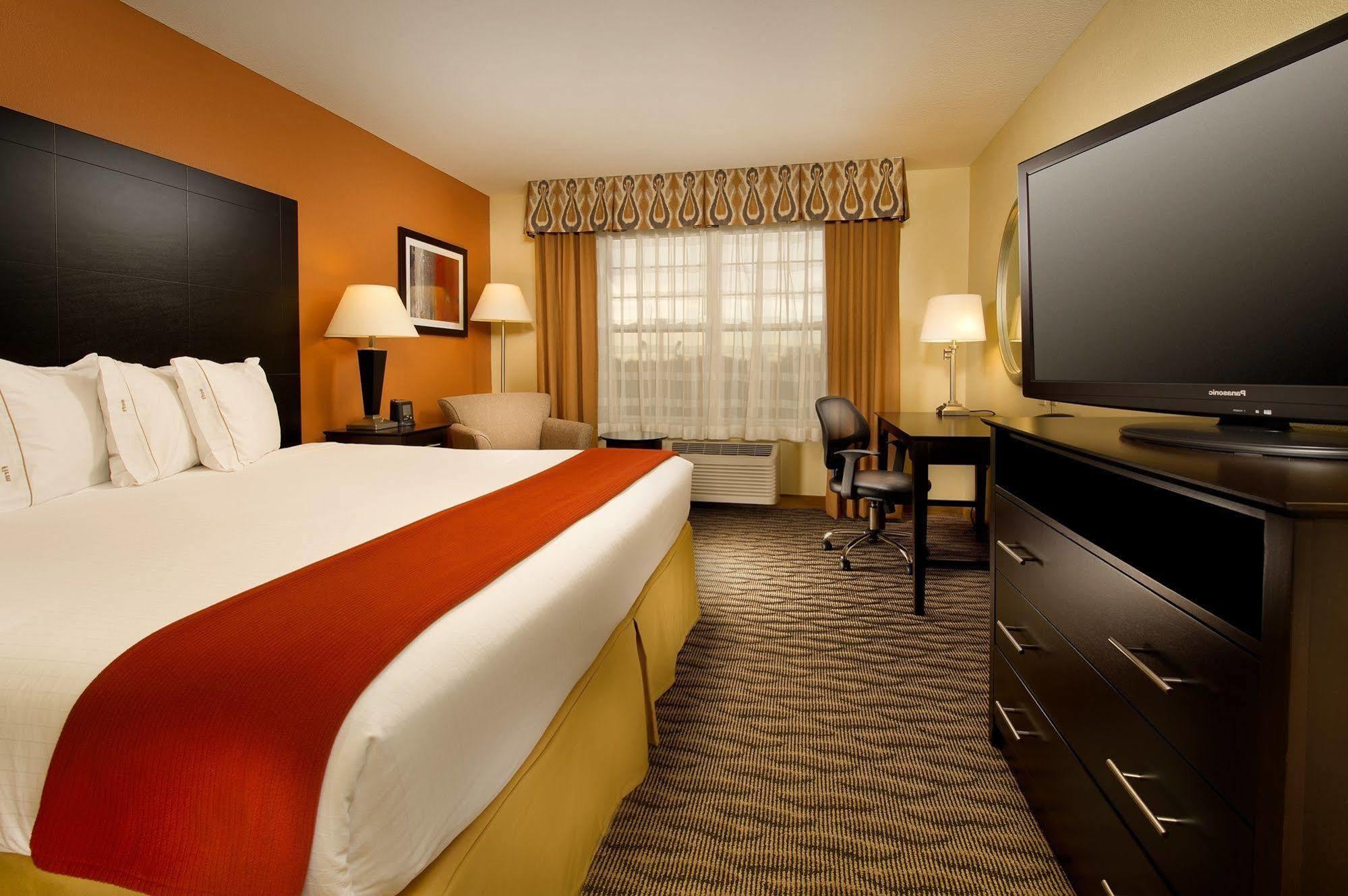 Holiday Inn Express & Suites Manassas By Ihg Exterior photo